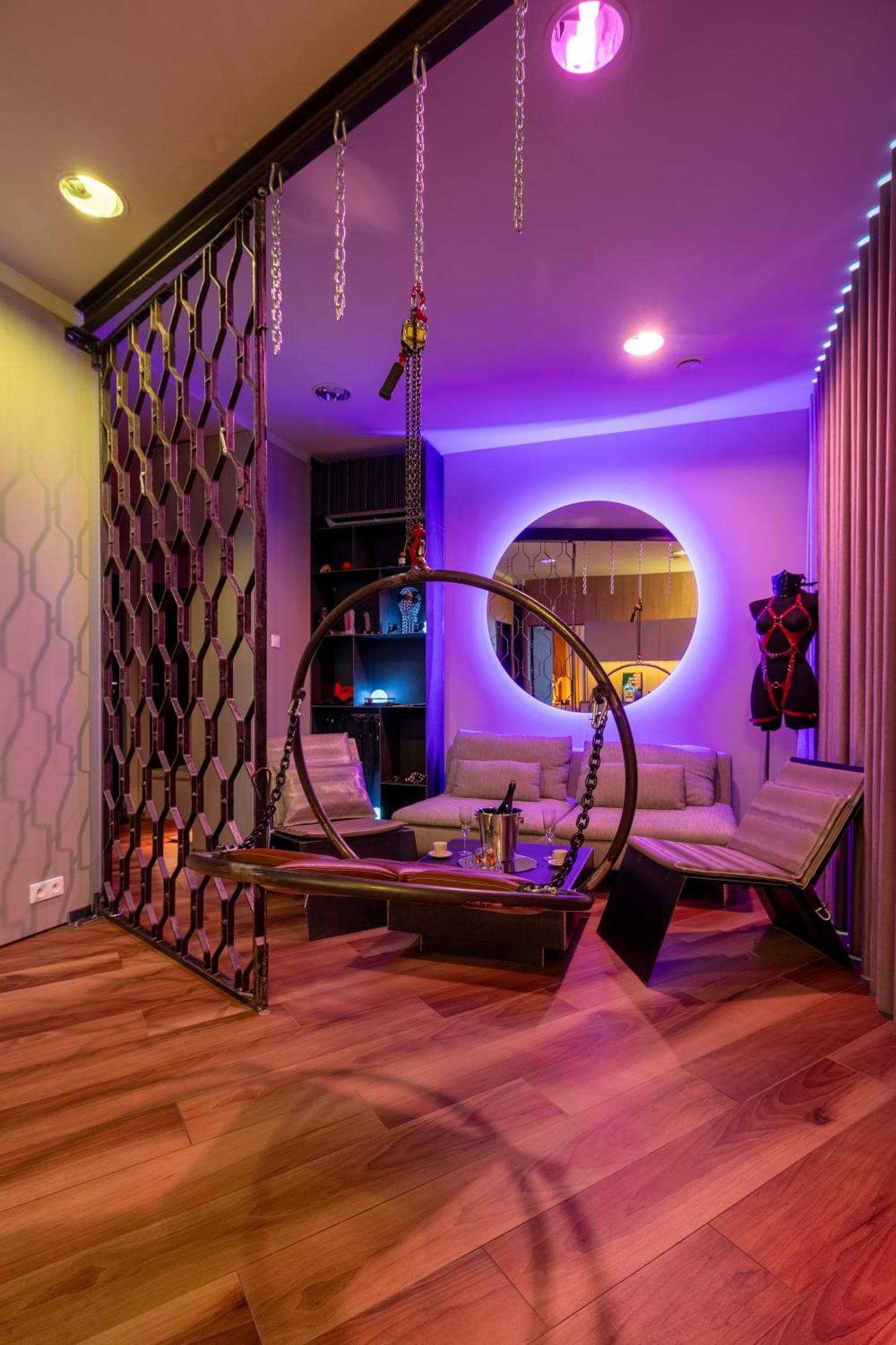 Bdsm Bast Swing Klima Przestrzenna 98 Lustra Super Wygodne Lozko , Hustawka ,dla Doroslych Adults Only Apartment