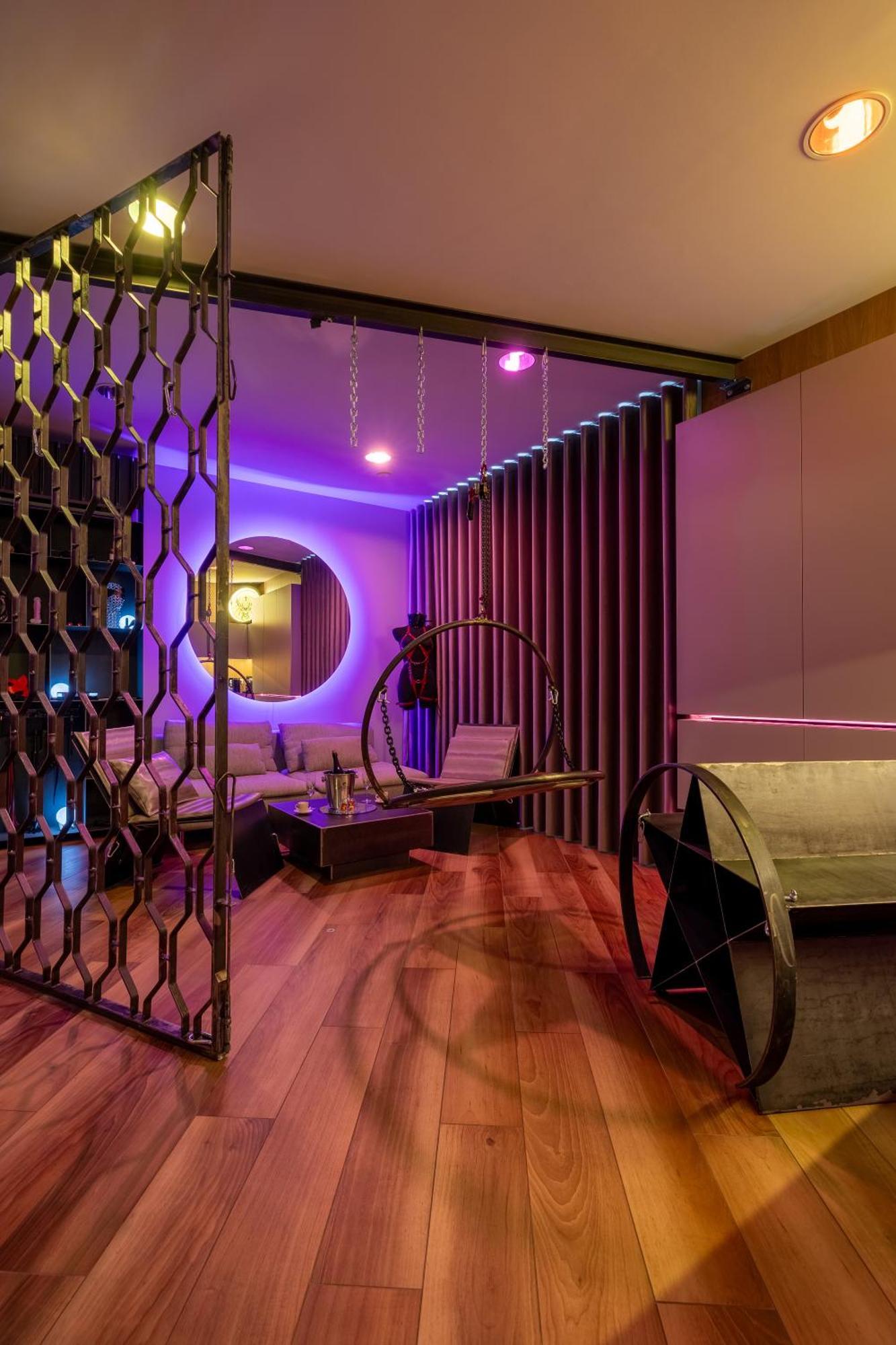 Apartment Bdsm Bast Swing Klima Przestrzenna 98 Lustra Super Wygodne Lozko , Hustawka ,dla Doroslych Adults Only *